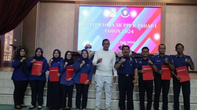 Wali Kota Bekasi Hadiri Penyerahan SK PPPK Damkar, Apresiasi Kesiapsiagaan Tanpa Batas
