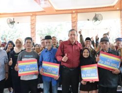 Wali Kota Bekasi Salurkan Langsung BLT dari Cukai Tembakau kepada Warga