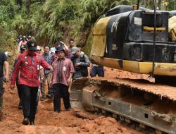 Bupati Humbahas Dr Oloan P Nababan Tinjau Rehabilitasi Jalan di Sijamapolang