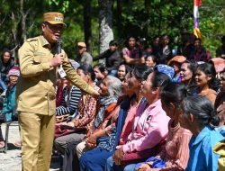 Bupati Humbahas Salurkan Bantuan Pangan Beras Cadangan Pemerintah Tahun 2025 di Kecamatan Sijamapolang