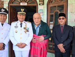 Lahir 17 Agustus 1945, Bupati Humbahas Kunjungi Rumah Surung Lumbantobing di Doloksanggul