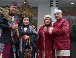 Hadiri HUT Jabar ke-80, Tri Adhianto Kenakan Busana Sri Maharja Tarusbawa, Harris Bobihoe Tampil Adat Bekasi
