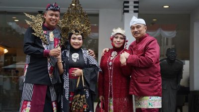 Hadiri HUT Jabar ke-80, Tri Adhianto Kenakan Busana Sri Maharja Tarusbawa, Harris Bobihoe Tampil Adat Bekasi