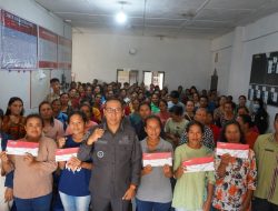 Bupati Taput Distribusikan KKS dan Buku Tabungan kepada Penerima Manfaat Program Sembako/PKH Tahun 2025
