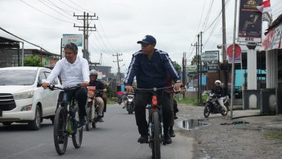 Bupati dan Wabup Taput Bersepeda Tinjau Kegiatan Gotong Royong ASN di Kota Tarutung