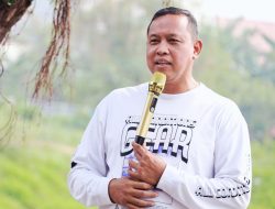 Danau VIP Jadi Hidup Lagi, Wali Kota Bekasi Tri Adhianto Tanam Pohon dan Tebar Ikan Bareng Warga