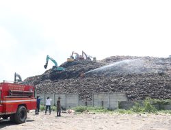 DLH Kabupaten Bekasi Uji Coba Penyemprotan Mikroba di TPAS Burangkeng