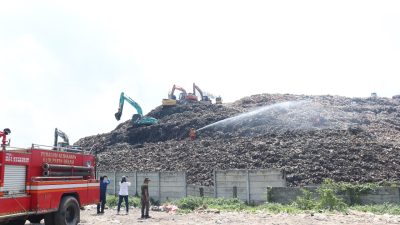 DLH Kabupaten Bekasi Uji Coba Penyemprotan Mikroba di TPAS Burangkeng
