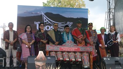 Bupati Taput: Jadikan Ulos Sebagai Identitas dan Penggerak Ekonomi Masyarakat