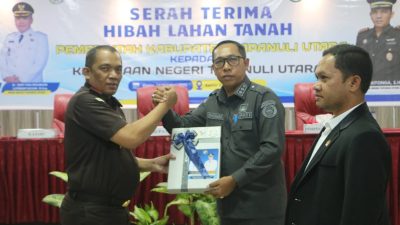 Pemkab Taput Serahkan Hibah Tanah ke Kejari Taput untuk Sarana Perkantoran