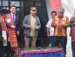 Ajak Diaspora Kolaborasi Bangun Bona Pasogit, Bupati Taput Resmikan Tugu Donda Ujung Hutauruk