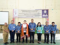 Bupati Toba Serahkan Buku Tabungan Bantuan RTLH dan BSPS