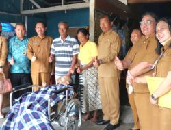 Wakil Bupati Toba Serahkan Bantuan Kursi Roda untuk Warga Lumpuh