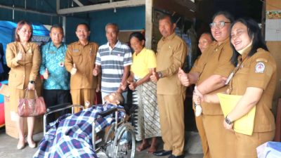 Wakil Bupati Toba Serahkan Bantuan Kursi Roda untuk Warga Lumpuh