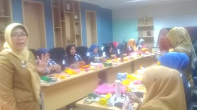 Promosikan Produk Kerajinan Tangan, Disdagperin Kota Bekasi Gelar Pelatihan Merangkai Bunga