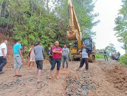 3 Unit Alat Berat Dinas PUPR Kabupaten Toba Tangani Longsor di Kecamatan Silaen