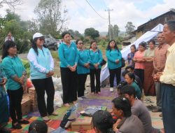 Ketua TP PKK Tapanuli Utara Kunjungi Korban Kebakaran di Parmonangan