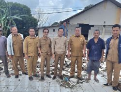 Kepala Desa Sukaragam Bantu Perbaikan Rumah Warga yang Tertimpa Pagar Madrasah Nurul Falah di Kabupaten Bekasi