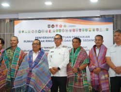 Menko PMK Serahkan Bantuan Stimulan Rumah Rusak ke Bupati Taput