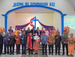 Belajar Tidak Kenal Usia, Pendeta Estomihi Hutagalung Raih Doktor Teologi dari UKDW