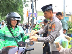 Sapa Pengendara di Jalan, Wakapolres Metro Bekasi Kota Bagikan Ratusan Paket Takjil