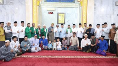 Tarawih Keliling ke Masjid Al-Muttaqin Jatimekar, Wakil Wali Kota Bekasi Salurkan Bantuan