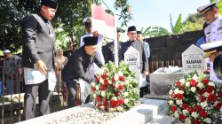 Tri Adhianto dan Harris Bobihoe Sematkan Helm di Makam Matnuin Hasibuan