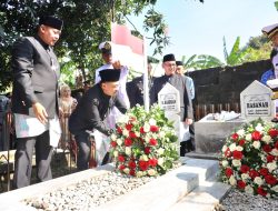 Tri Adhianto dan Harris Bobihoe Sematkan Helm di Makam Matnuin Hasibuan
