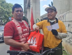 Senyum Bahagia Pak Dahlan Pahlawan Kebersihan Cikunir Saat Terima Bingkisan Lebaran dari Wakil Wali Kota Bekasi