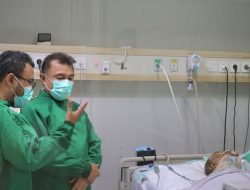 Wakil Wali Kota Bekasi Jenguk Korban Kebakaran SPBE Cimuning