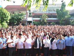 Wakil Wali Kota Bekasi Dampingi Menko Pangan Sosialisasikan Program MBG dan Tinjau Pasar Murah