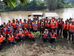 Susur Sungai Hingga Tanam Pohon, Wakil Wali Kota Bekasi Ajak Warga Masyarakat Lebih Peduli Lingkungan