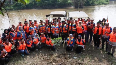 Susur Sungai Hingga Tanam Pohon, Wakil Wali Kota Bekasi Ajak Warga Masyarakat Lebih Peduli Lingkungan