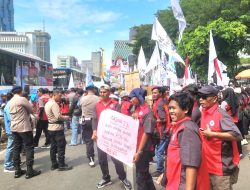 Ratusan Buruh Datangi Gedung DPR/MPR, Polda Metro Jaya Sambut dengan Humanis