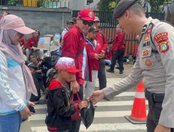 Pelayanan Humanis May Day 2026, Polisi Bagikan Makanan kepada Peserta Aksi