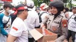 Polisi Bagikan Air Mineral dan Roti kepada Massa Aksi Guru Honorer di Gedung DPR