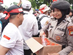 Polisi Bagikan Air Mineral dan Roti kepada Massa Aksi Guru Honorer di Gedung DPR