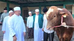 Plh Wali Kota Bekasi Serahkan Bantuan Sapi Qurban Presiden di Masjid Al Mukhlisin Jatiasih