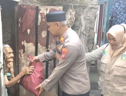 Polsek Bekasi Barat Salurkan Bantuan Sembako ke Warga Lewat Kegiatan Jumat Berkah