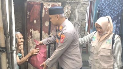 Polsek Bekasi Barat Salurkan Bantuan Sembako ke Warga Lewat Kegiatan Jumat Berkah