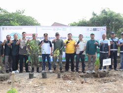 DLH Kabupaten Bekasi Gandeng Pelaku Usaha Hijaukan Bantaran Sungai Sukatani