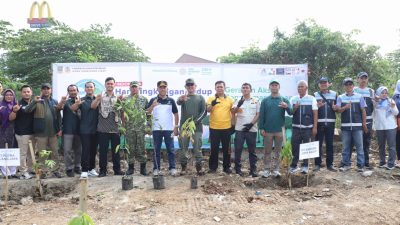 DLH Kabupaten Bekasi Gandeng Pelaku Usaha Hijaukan Bantaran Sungai Sukatani