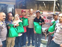 Wujud Kepedulian “Jaga Bekasi On The Spot” Kapolsek Pondok Gede Bagikan Sembako di Jaticempaka
