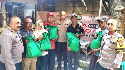 Wujud Kepedulian “Jaga Bekasi On The Spot” Kapolsek Pondok Gede Bagikan Sembako di Jaticempaka