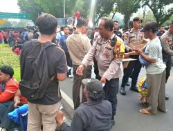 Polri Bagikan Makanan Ringan kepada Mahasiswa yang Menyampaikan Aspirasi