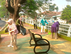 Sambut HUT RI ke-81, Disnaker Kota Bekasi Turun Langsung Gelar Aksi Bersih-Bersih Lingkungan