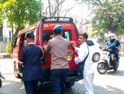 Angkot Mogok di Jalan, Anggota Polres Metro Bekasi Kota dan Wartawan Langsung Turun Mendorong