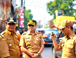 Distaru Kota Bekasi Tertibkan Bangunan Liar di Jalan Hankam Jatirahayu Kecamatan Pondok Melati