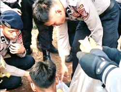 Polisi Borong Tahu Pedagang, Dibagikan ke Warga di Tengah Pengamanan Demo di Gedung DPR