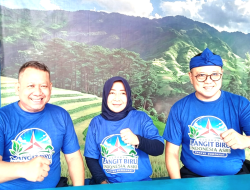 Rayakan HUT ke-25, DPC Partai Demokrat Kota Bekasi Gotong Royong Percantik Masjid